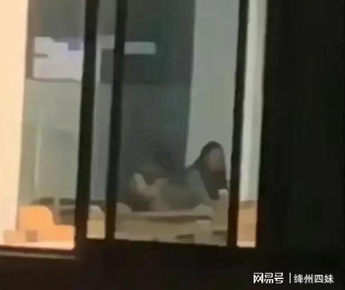电梯吃瓜看热闹